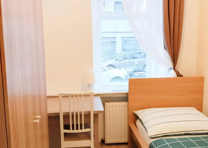 Favorit-Rooms , Metro Connection To Centralstation-Airport And City-Center Hostel *