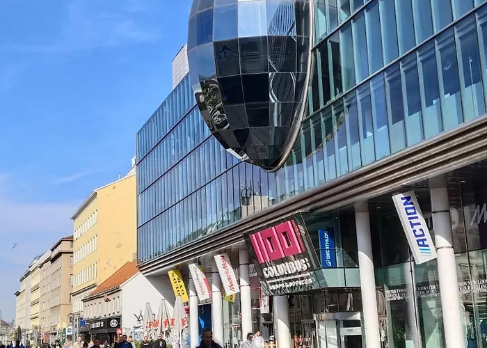 Favorit-rooms , Direkt Metro Connection U1 To Centralstation-airport And City-center Хостел *