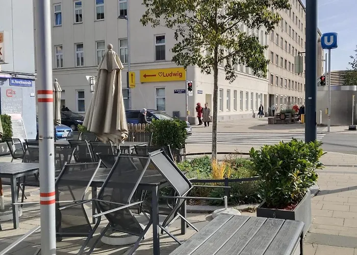 Favorit-rooms , Direkt Metro Connection U1 To Centralstation-airport And City-center