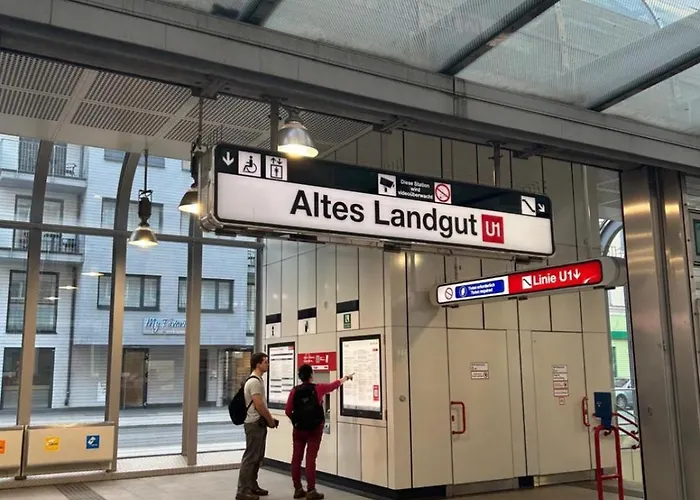 Favorit-rooms , Direkt Metro Connection U1 To Centralstation-airport And City-center Хостел