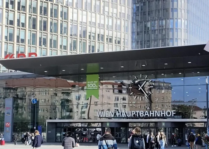 Хостел Favorit-rooms , Direkt Metro Connection U1 To Centralstation-airport And City-center *