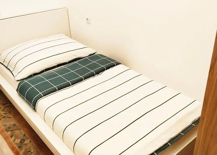 Favorit-Rooms , Metro Connection To Centralstation-Airport And City-Center Hostel *