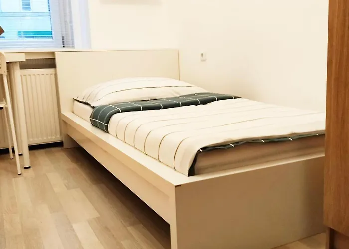 Hostel Favorit-rooms , Direkt Metro Connection U1 To Centralstation-airport And City-center Bécs