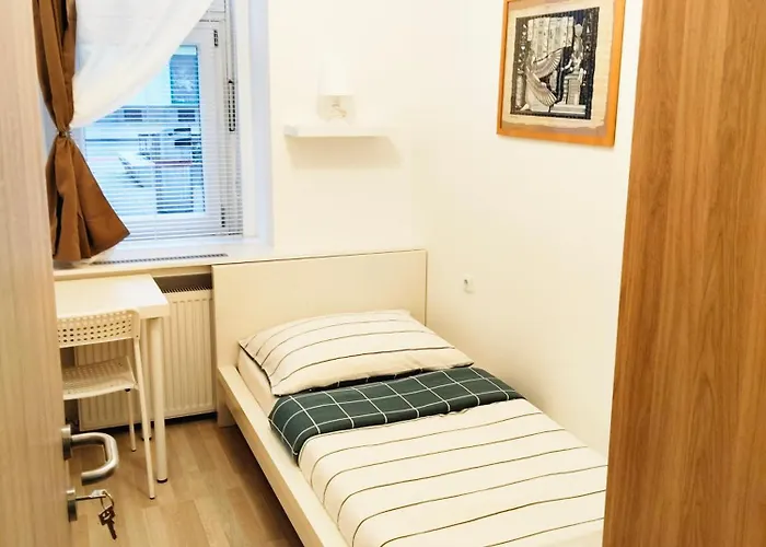 Favorit-rooms , Direkt Metro Connection U1 To Centralstation-airport And City-center Hostel *