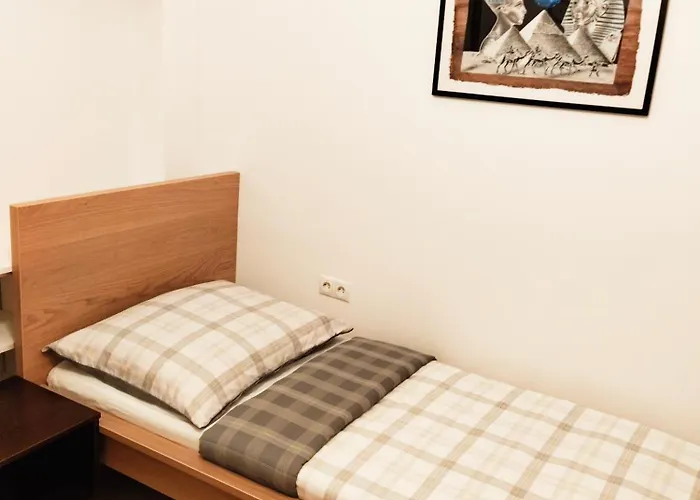 Favorit-rooms , Direkt Metro Connection U1 To Centralstation-airport And City-center Хостел *