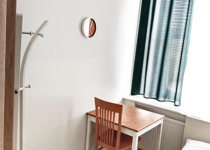 Хостел Favorit-rooms , Direkt Metro Connection U1 To Centralstation-airport And City-center