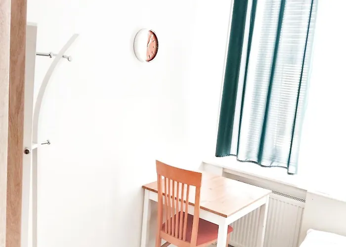Favorit-rooms , Direkt Metro Connection U1 To Centralstation-airport And City-center Хостел