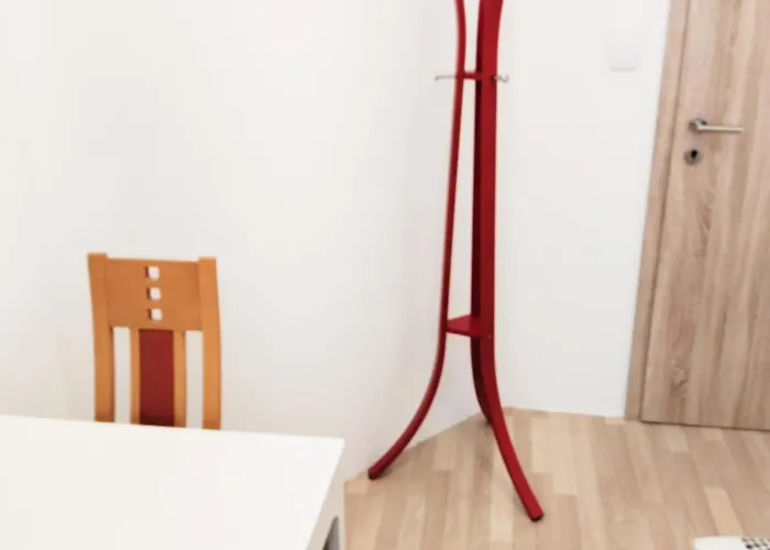 Хостел Favorit-rooms , Direkt Metro Connection U1 To Centralstation-airport And City-center