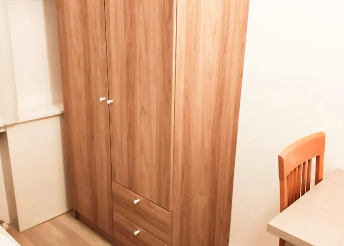 Хостел Favorit-rooms , Direkt Metro Connection U1 To Centralstation-airport And City-center *