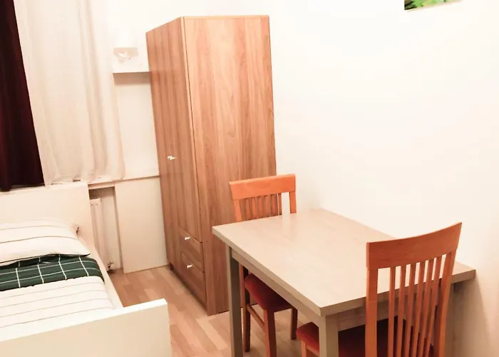 Favorit-rooms , Direkt Metro Connection U1 To Centralstation-airport And City-center *
