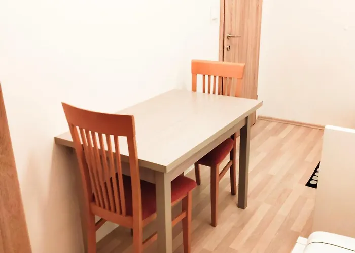 Хостел Favorit-rooms , Direkt Metro Connection U1 To Centralstation-airport And City-center