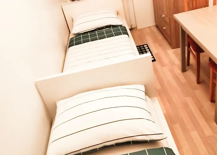 Favorit-rooms , Direkt Metro Connection U1 To Centralstation-airport And City-center Хостел *