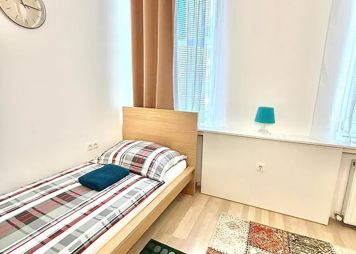 Favorit-rooms , Direkt Metro Connection U1 To Centralstation-airport And City-center Хостел *