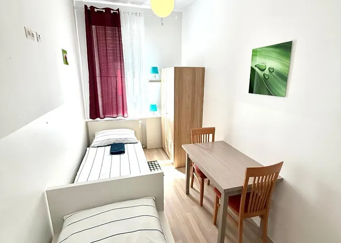 Hostel Favorit-Rooms , Metro Connection To Centralstation-Airport And City-Center *