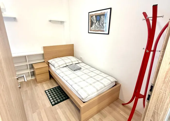 Favorit-rooms , Direkt Metro Connection U1 To Centralstation-airport And City-center Відень