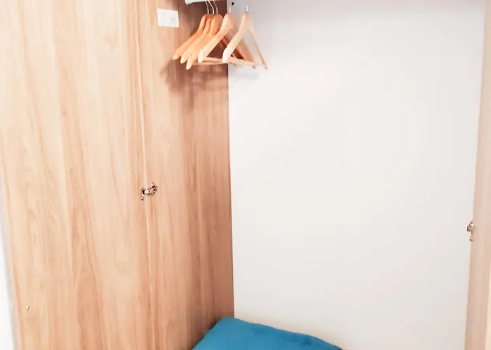 Хостел Favorit-rooms , Direkt Metro Connection U1 To Centralstation-airport And City-center