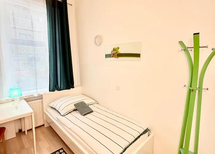 Favorit-rooms , Direkt Metro Connection U1 To Centralstation-airport And City-center Хостел