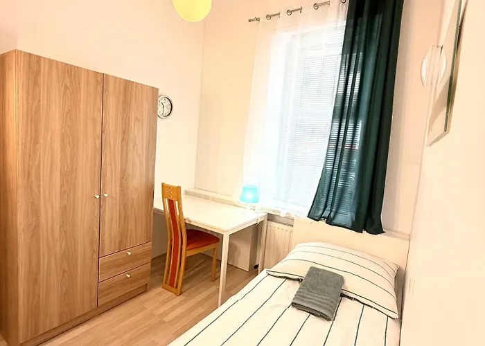 Favorit-rooms , Direkt Metro Connection U1 To Centralstation-airport And City-center Хостел