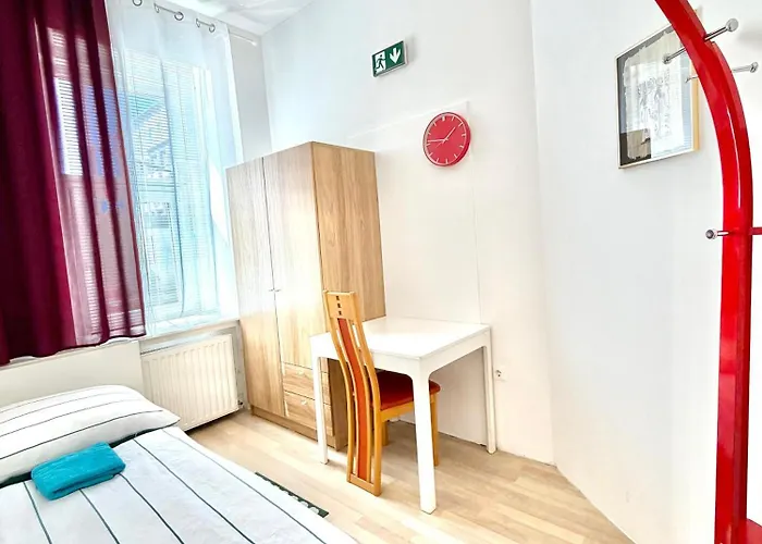 Хостел Favorit-rooms , Direkt Metro Connection U1 To Centralstation-airport And City-center