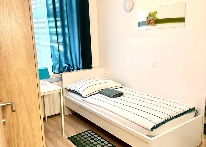 Favorit-rooms , Direkt Metro Connection U1 To Centralstation-airport And City-center Хостел *