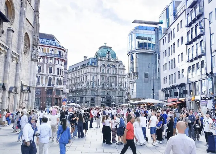 Хостел Favorit-rooms , Direkt Metro Connection U1 To Centralstation-airport And City-center *
