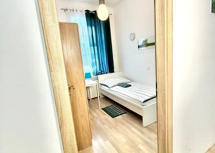 Favorit-Rooms , Metro Connection To Centralstation-Airport And City-Center Hostel