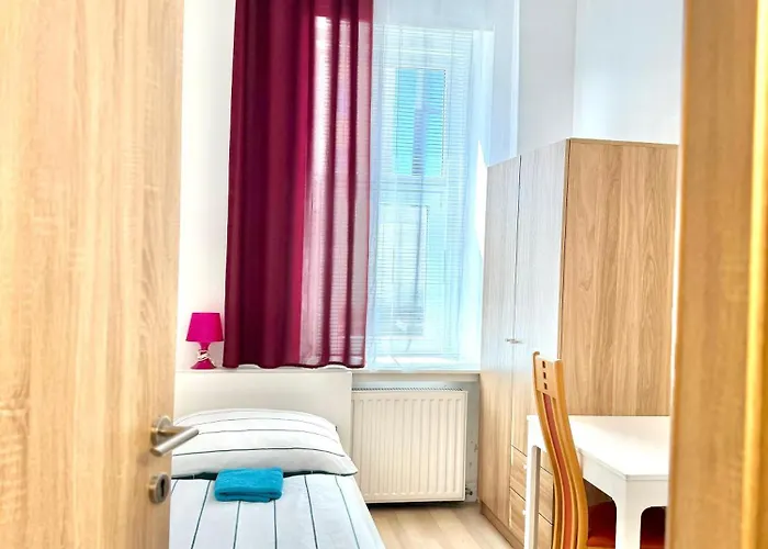 Хостел Favorit-rooms , Direkt Metro Connection U1 To Centralstation-airport And City-center *